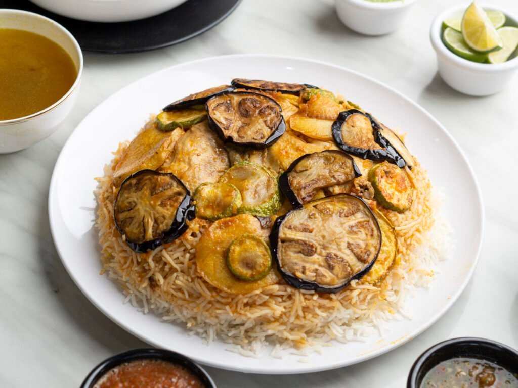 مقلوبة دجاج من مطعم ارض اليمن السعيد